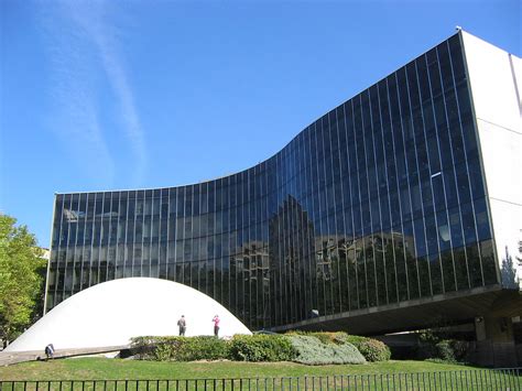 Saemes parking colonel fabien (126 m). Zum Tod von Oscar Niemeyer - Le Quattro Stagioni