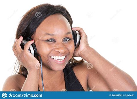 El Retrato De La Mujer Morena Afroamericana Feliz Con Los Auriculares
