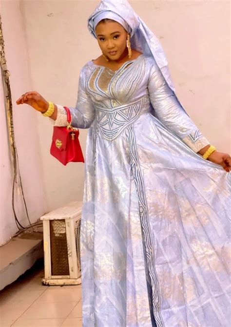 Épinglé Par Aminata Ndao Sur Robes En Bazin Modele Tenue Africaine