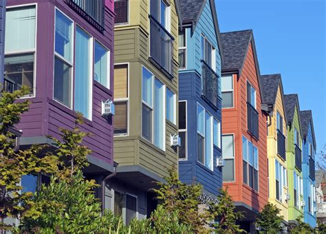 Minka Kelly Takes Us House Hunting in the Country’s Top 10