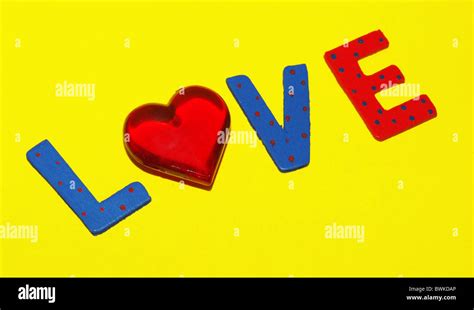Love Heart Love écrit Symbole Lumineux Jaune Photo Stock Alamy