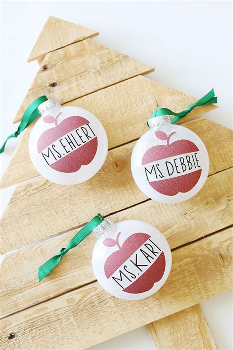 Diy christmas gifts made with cricut. DIY Christmas Ornaments with the Cricut - Hey, Let's Make ...