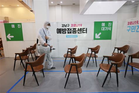 백신접종 효과 입증사례 속속 보고돼 ▪백신 접종하면 안심하고 일상생활 가능 ▪백신 예방효과 85. "고령층 백신 접종 예약률 50%…접종 속도 빨라질듯"- 헤럴드경제
