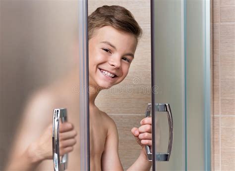 O Menino Adolescente Toma Um Chuveiro No Banheiro Foto De Stock Imagem De Toma Menino 69396062