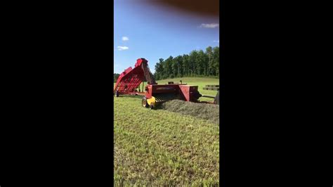 Feeding The New Holland Hayliner Baler And Kuhns Accumulator Youtube