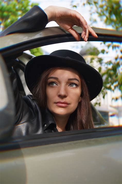 Фотопортрет в шляпе стрит съёмка идеи для фото в машине фотосессия на улице Bikes Girls Car