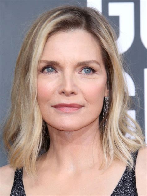 Download Hollywood Actress Michelle Pfeiffer Red Carpet Wallpaper