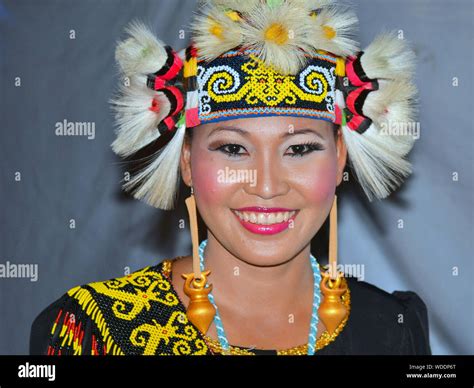 Dayak Woman Hi Res Stock Photography And Images Alamy