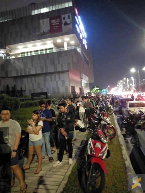 Even if you're not an apple fan, switch's warehouse sale for apple products would get you into purchasing them too because it's going to be crazy cheap. This is the queue for the Switch warehouse sale for Apple ...