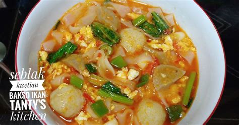 Kwetiau goreng (indonesian for 'fried flat noodle') is an indonesian style of stir fried flat rice noodle dish. Resep Seblak kwetiau bakso ikan oleh Tanty's Kitchen - Cookpad