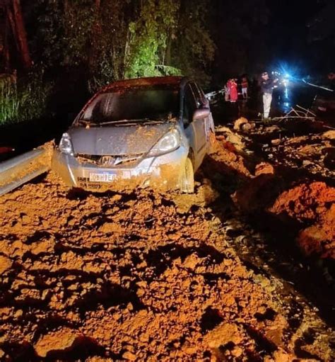 A Gazeta Br Interditada Ap S Deslizamento De Terra Em Domingos