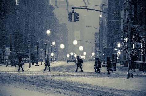 图片素材 冬季 市 冰 天气 季节 街道 行人 建筑物 暴风雪 道路 冷冻 灯柱 大气现象 冬天风暴
