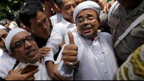 Imam Besar Fpi Rizieq Shihab Telah Tiba Di Indonesia Ribuan Orang