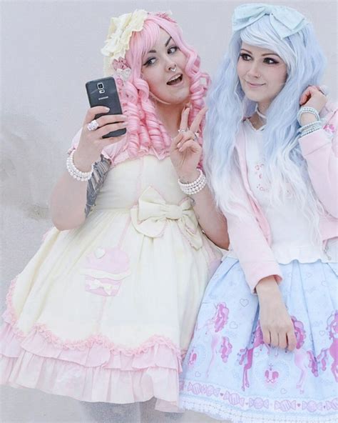 Frillycakes ♡ Dressing Up A Friend In Lolita