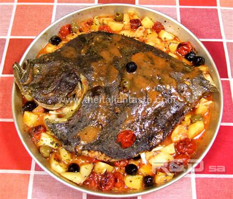 Ecco la ricetta del rombo al forno con patate: Rombo chiodato al forno