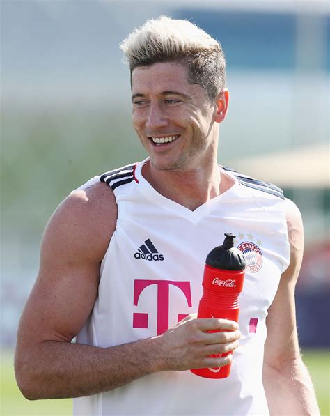 Latest robert lewandowski news including goals, stats and injury updates for bayern munich and poland striker plus transfer links and more here. Giulia-Lena Fortuna: Robert Lewandowski - 10 neue Bilder