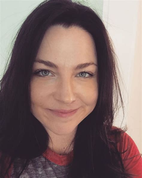 10 Potret Terbaru Amy Lee Vokalis Evanescene Yang Sudah Jadi Ibu