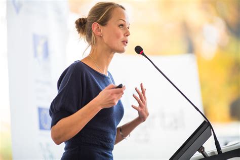 6 Gestur Tubuh Yang Penting Untuk Diperhatikan Saat Public Speaking