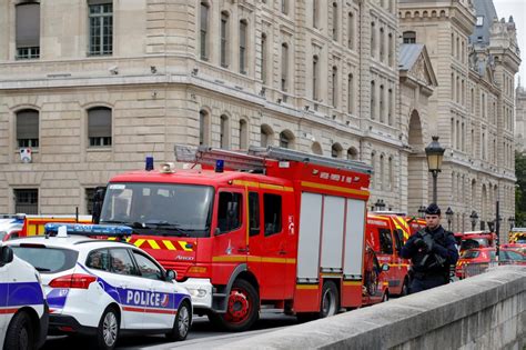 Ataque En París Cuatro Policías Muertos Al Ser Atacados