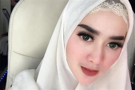 Wow Foto Aurat Terbuka Sudah Hilang Di Instagram Tiara Dewi Fix Berjilbab