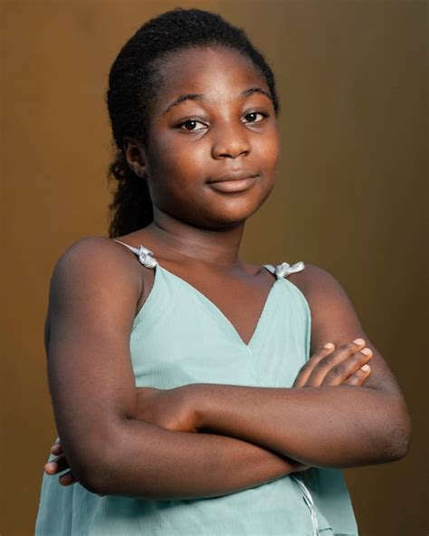 portrait jeune fille africaine avec les bras croisés photo gratuite