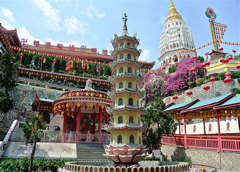 It is the largest buddhist temple in malaysia, and is also an important pilgrimage centre for buddhists from hong. Kek Lok Si, Malaisie : 5 bonnes raisons de visiter ce temple