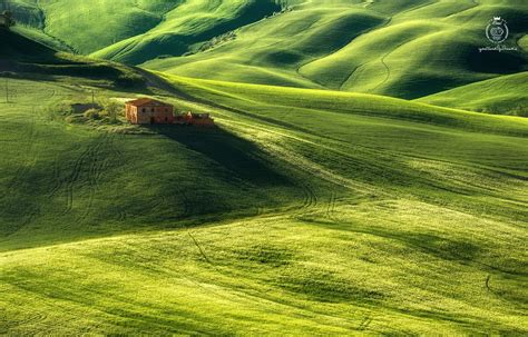 Green Rolling Hills Of Farmland Farmland Tuscany Italy Rolling Hills