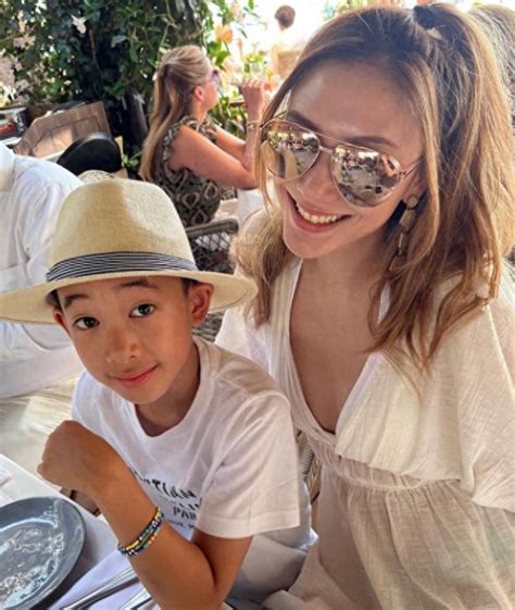 cherrie ying s mother and son go abroad for vacation wearing a swimsuit to show a perfect