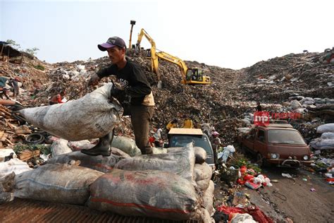 Gunung Sampah Di Tpa Bantar Gebang Merahputih