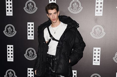 Manu rios (born 17 december 1996) is a spanish actor. 'Élite': Who is Season 4 Cast Member Manu Ríos?