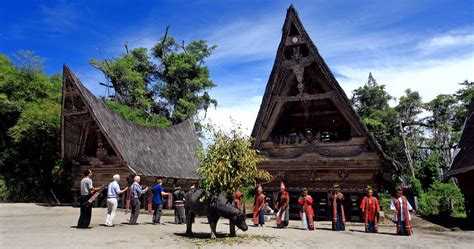 Di daerah asalnya, minangkabau, rendang disajikan di berbagai upacara adat dan perhelatan istimewa. Rumah Adat Batak : Filosofi, Makna Dan Bagian-Bagiannya