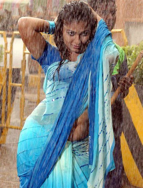 Film Actress Nayanthara Huge Navel Show In Wet Saree In Rain