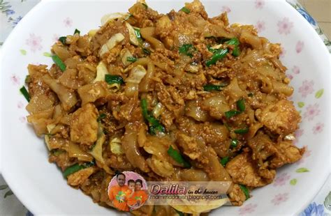 Recipe for char kway teow (stir fried flat rice noodles with cockles, fish cake and lup cheong), a popular singapore hawker dish. dalila in the house..: Resepi Kuey Teow Goreng Simple n Sedap
