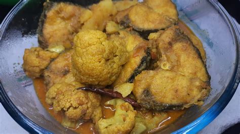 Fulkopi Diye Machher Jhol Recipe Bengali Cauliflower Curry With
