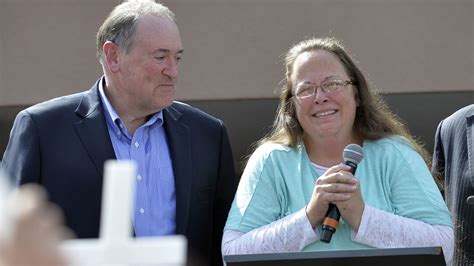 kentucky clerk kim davis can get paid for jail time week at home abc7 san francisco