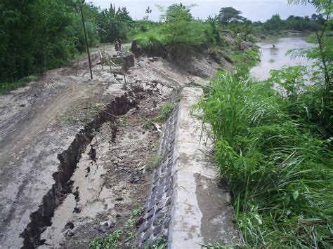 Tenaga eksogen ini akan merombak atau merubah permukaan bumi yang telah terbentuk oleh tenaga endogen. sedimentologi: Sedimentasi Sungai di Indonesia