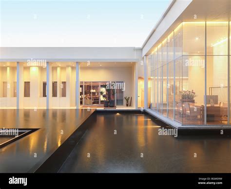 Reflection Pool Outside Modern Home Stock Photo Alamy