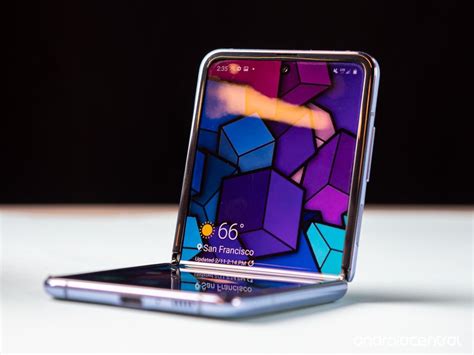 Released 2020, february 14 183g, 7.2mm thickness android 10, up to android 11. Galaxy Z Flip hands-on preview: Samsung just killed the RAZR | Android Central