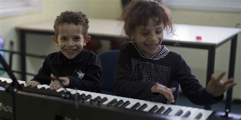 Jouer d'un instrument de musique aide les enfants à se ...