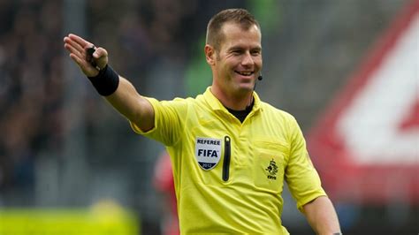 It was thanks to pieter vink's early retirement that this dutchman became a fifa ref so soon. Champions League, Barcellona-Roma: arbitra Makkelie