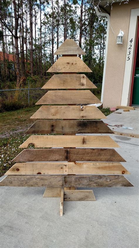 Pallet Christmas Tree So Easy! | Wooden christmas crafts, Pallet