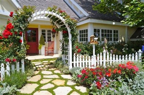 20 Beautiful Front Yard Cottage Ideas For Garden Landscaping Trendedecor