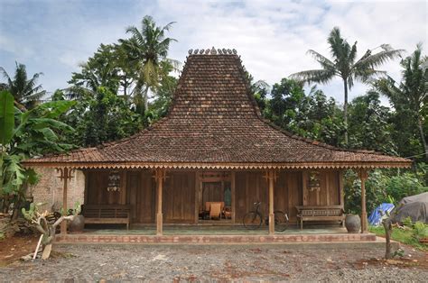 Meskipun konsep ini dibuat sangat jawa sebenarnya tidak selalu interior rumah atap kayu ini sangat menarik karena memberi kesan teduh ketika sudah masuk ke rumah. Traditional Wooden Joglo Houses in Indonesia - SLIDORION