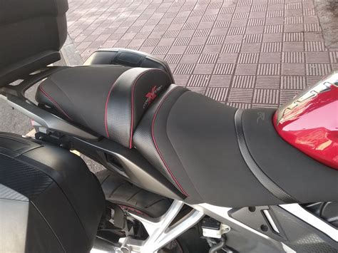 The honda vfr800 vtec world sport performance motorcycle seat 2002 to 2009 is shown with the carbonfx insert and a matching red welt. Deluxe seat SGC5041 - HONDA CROSSRUNNER VFR 800 X [>= 2015 ...