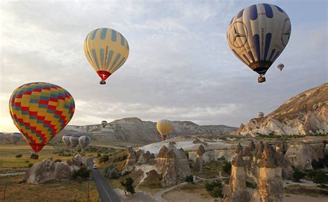 Welcome to the site of cappadocia balloon tours. Balões sobrevoam a Capadócia, na Turquia; a crise europeia ...