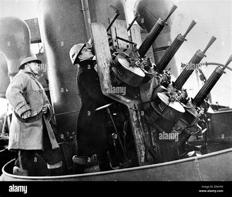 Royal Navy World War Two Rn Anti Aircraft Gunners In Action Stock