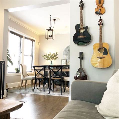 Simple Guitar Wall Display Ideas For Music Lovers HomeMydesign Iç tasarım Ev dekorasyonu