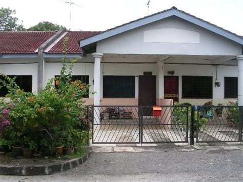 An extended and renovated single storey mid terraced house. Rumah Teres Lelong Di Kuala Lumpur - Rumamal