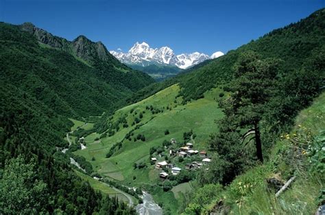 Das land grenzt im westen an das schwarze meer, im süden an die türkei und an armenien, im osten an aserbaidschan und im norden an russland, wo der kaukasus eine natürliche grenze darstellt. Frauen-Wanderreise mit Kulturerlebnissen in Swanetien und ...