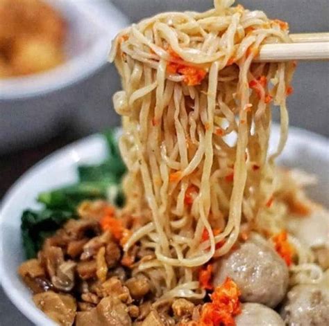Meskipun terbuat dari sawi rasa khas yang ada pada sebuah mi tetap terasa. 10 Tempat Makan Bakmi Lezat di Jakarta Yang Wajib Kamu Coba!
